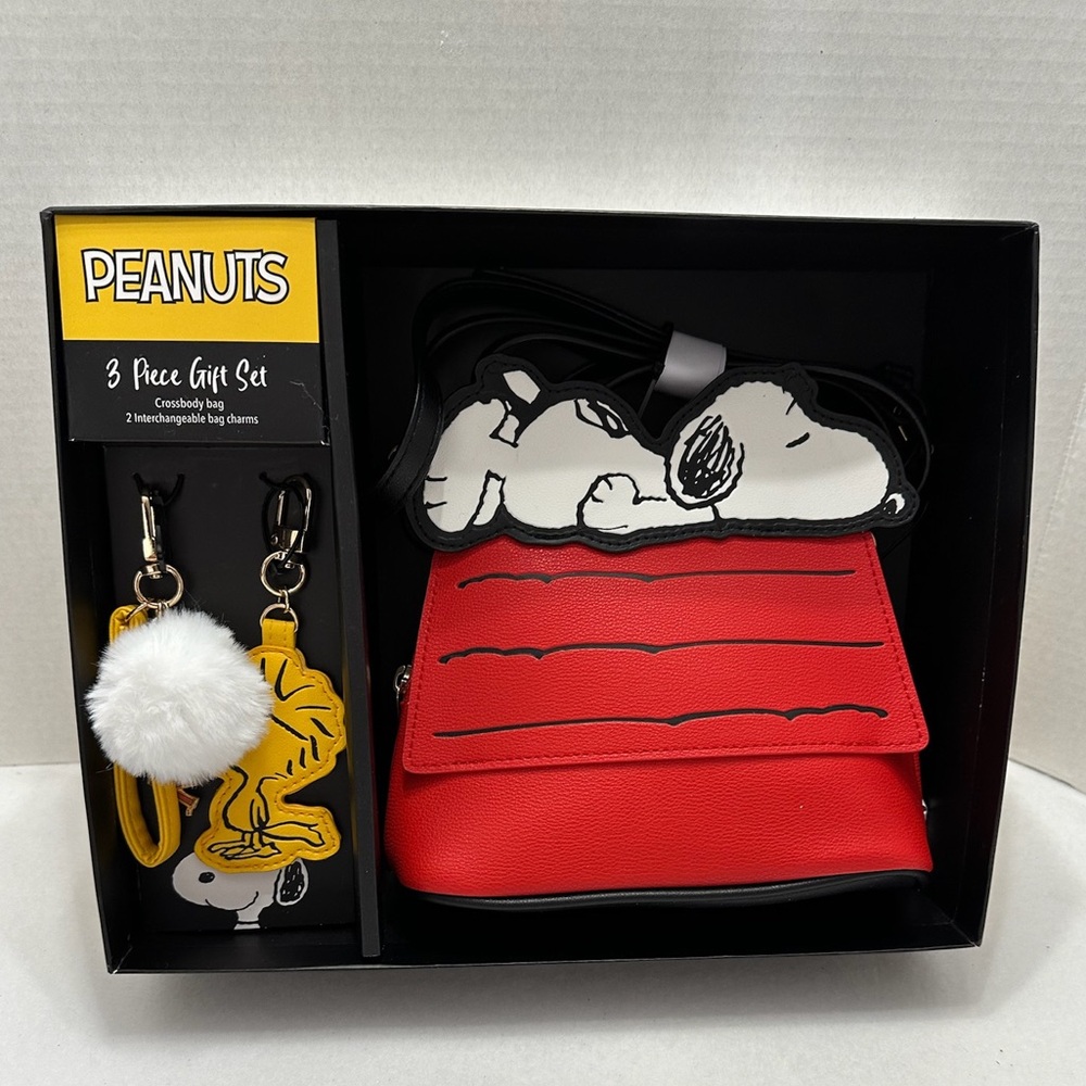 NIB Peanuts 3 Piece Set Snoopy Woodstock Doghouse Crossbody Bag & Keychain Charm - Picture 5 of 9